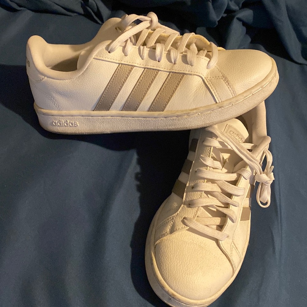 New! Adidas women’s classic tri-stripes tennis shoes